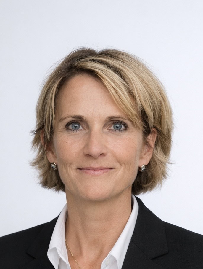 Steuerberaterin vor neutralem Hintergrund, professionell und freundlich.