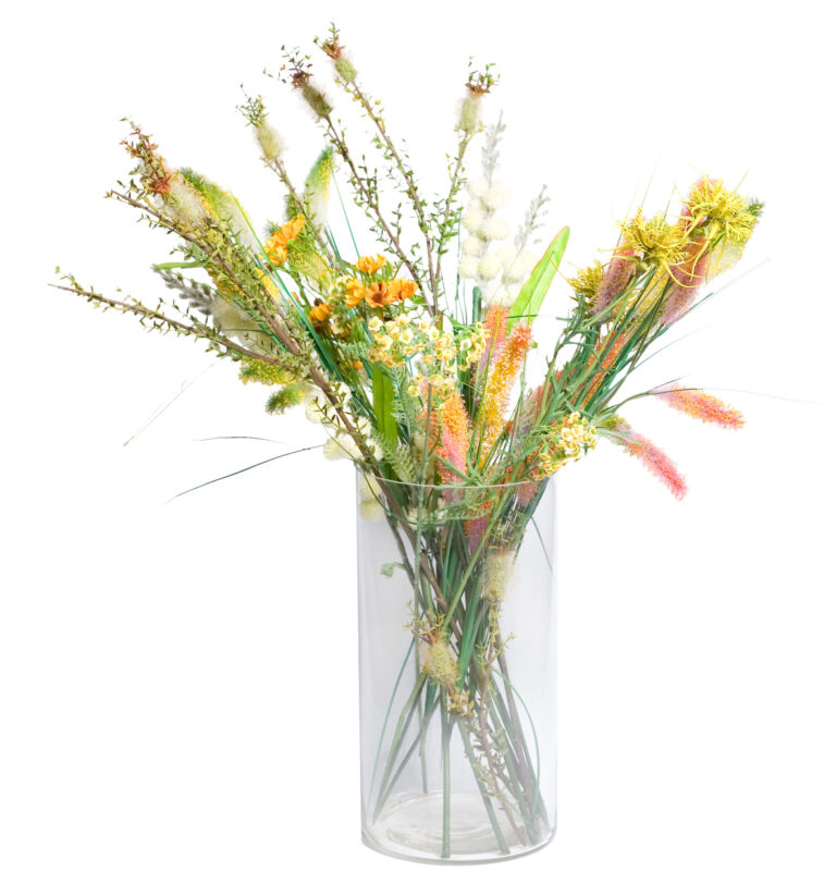 Blumenstrauß in Vase mit bunten Gräsern und Blüten, ideal für Dekorationen.